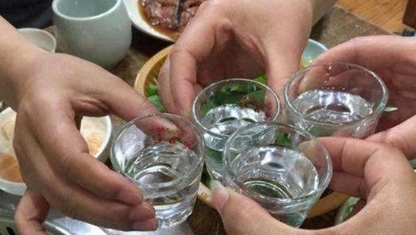 口腔上火溃疡喝白酒行吗？